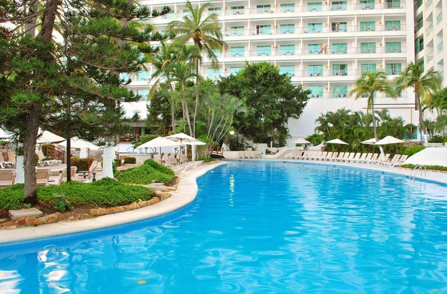 Emporio Acapulco Otel Dış mekan fotoğraf The swimming pool at the Grand Palladium Hotel