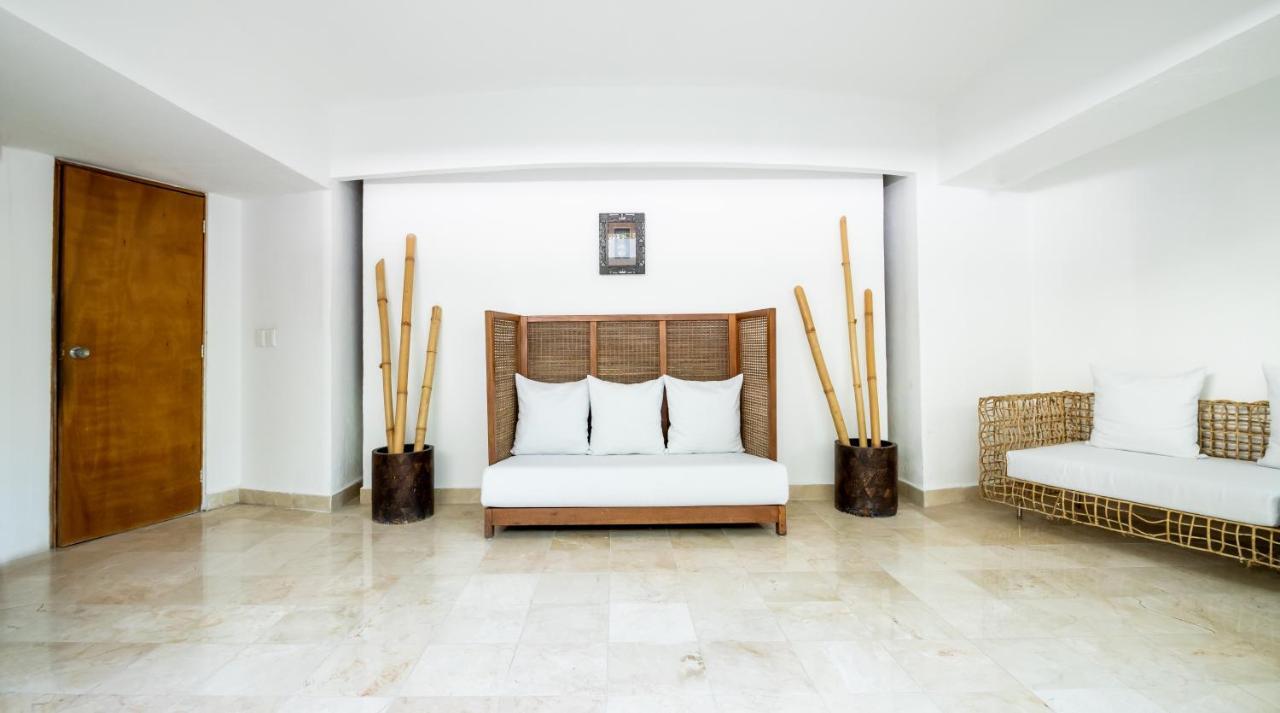 Emporio Acapulco Otel Dış mekan fotoğraf A room at the hotel