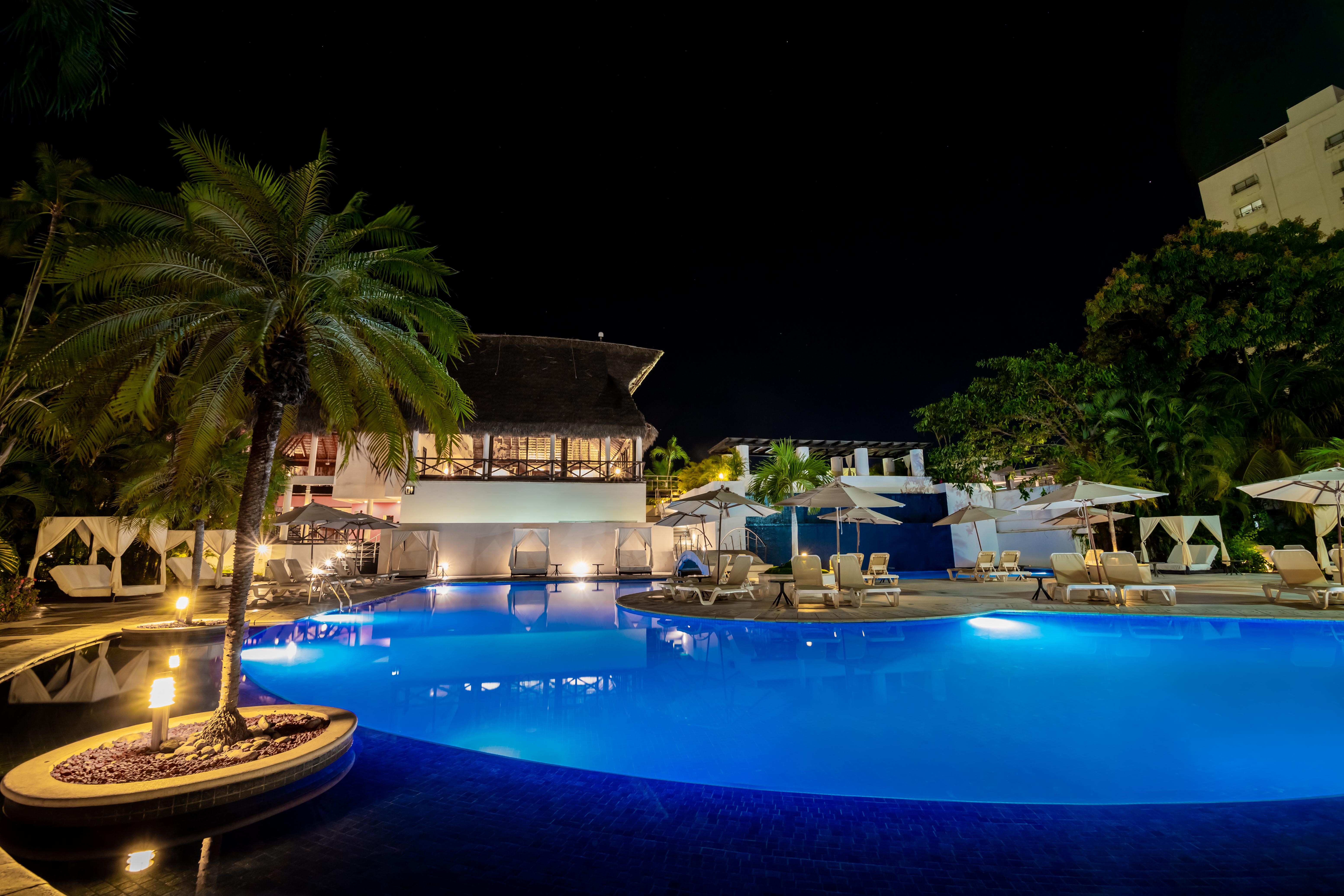 Emporio Acapulco Otel Dış mekan fotoğraf The pool at the Royal Thai Beach Hotel