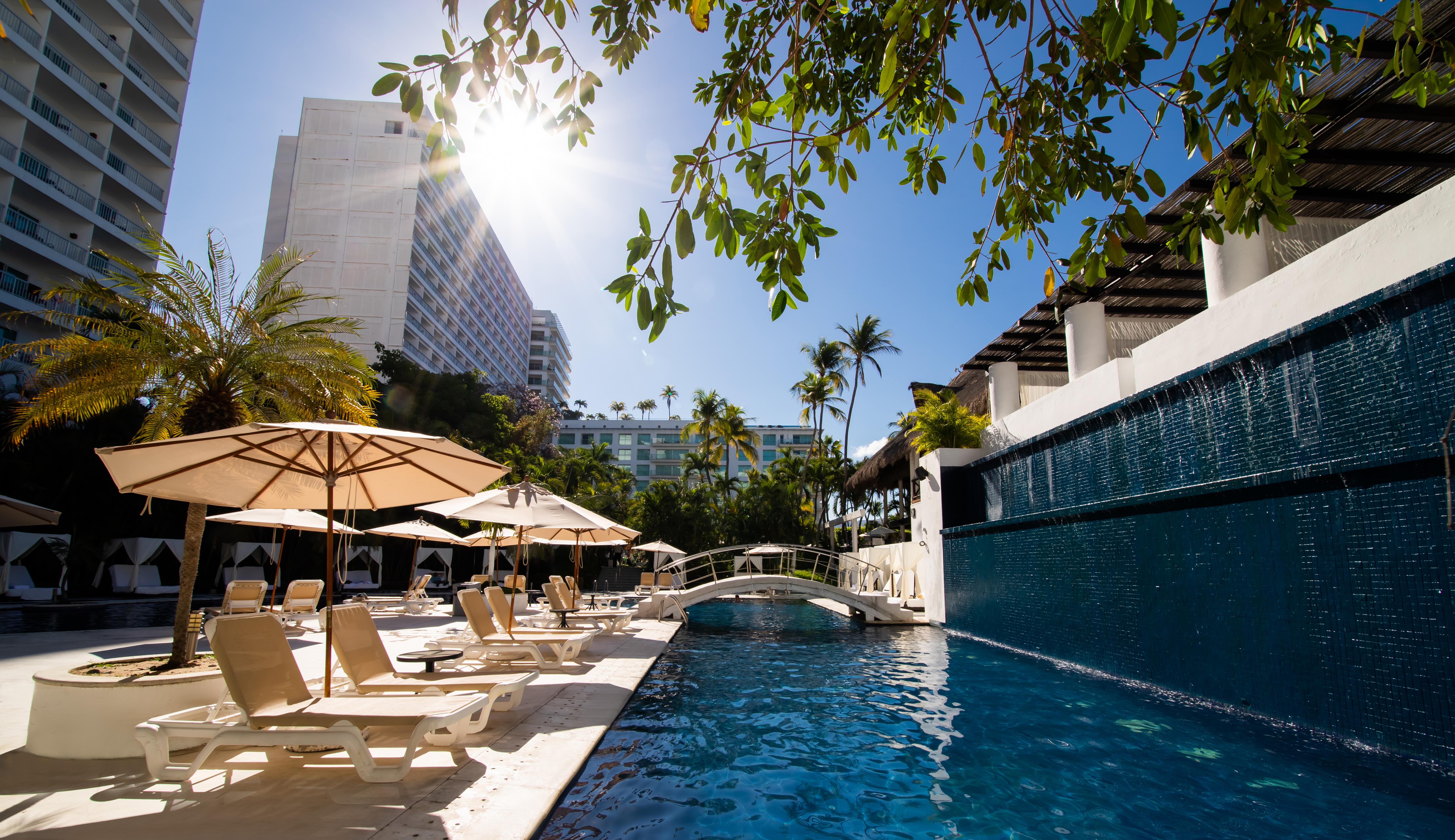 Emporio Acapulco Otel Dış mekan fotoğraf The pool at the Fontainebleau